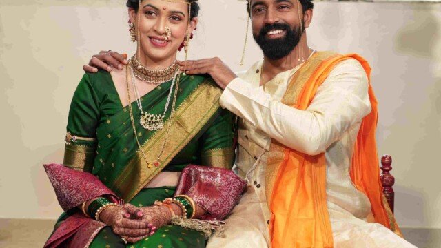 Mangalsutra pose in wedding ceremony